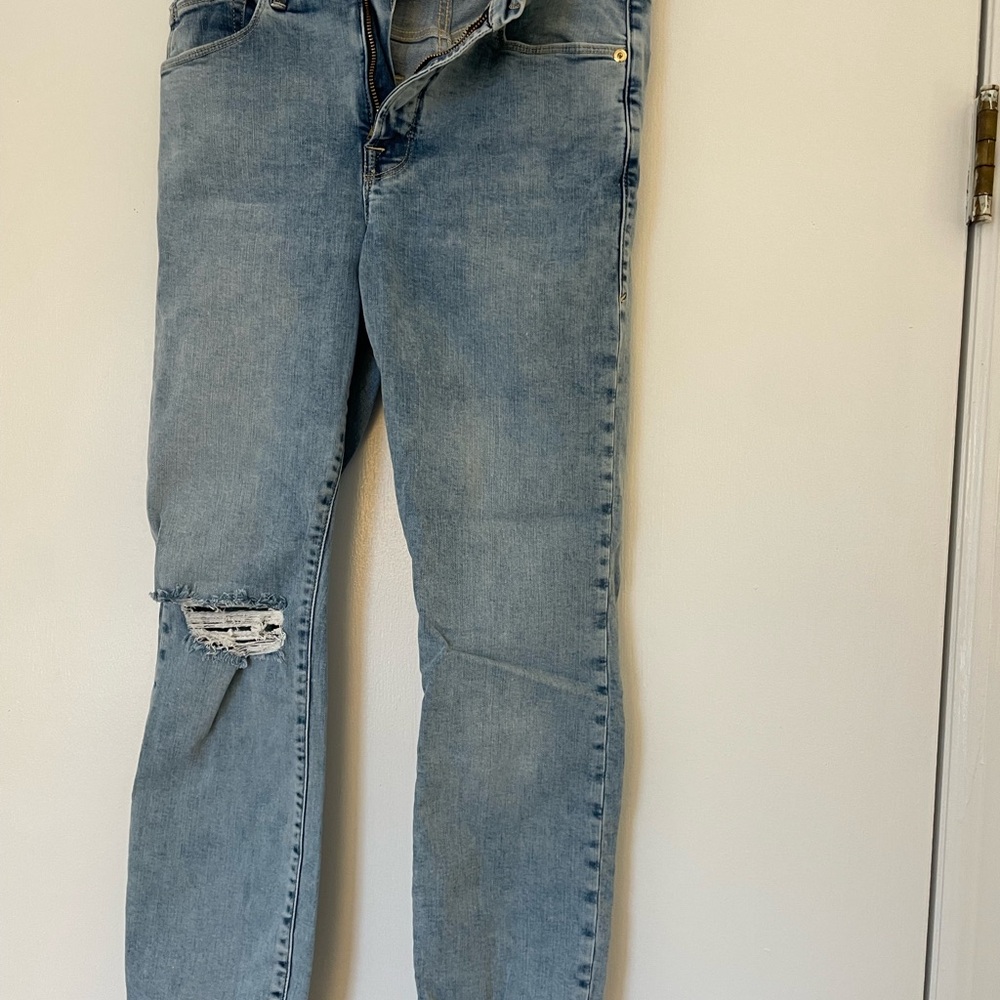 Good American Blue Skinny Jeans with Distressed Knee